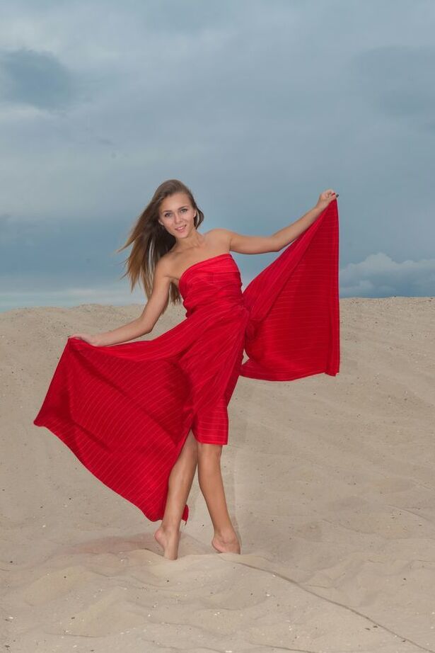 18P Teen glamour babe Katie A perdendo pequenos peitos de adolescente do vestido na praia