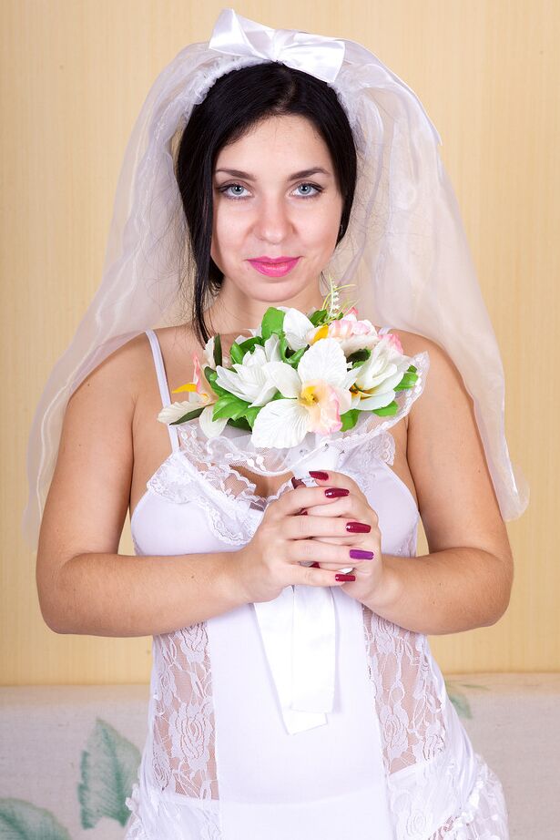 16P 30 plus la mariée Tanita colle sa composition florale dans son manchon garni