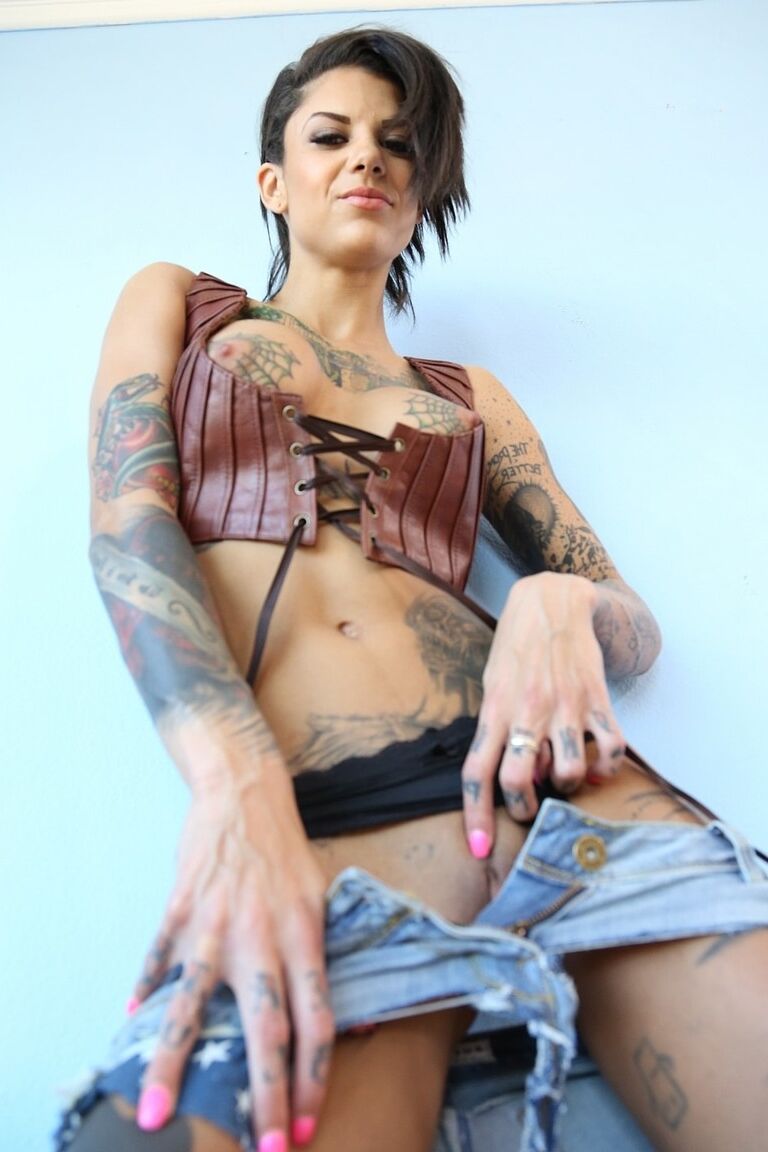 21P La nena tatuada Bonnie Rotten expone sus grandes falsificaciones y hace alarde de su agujero del amor