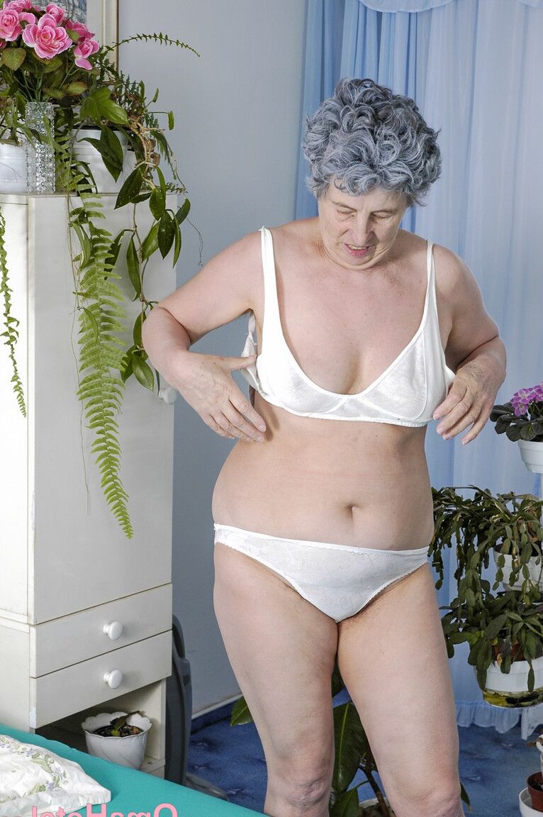 21P Mamie potelée présente ses seins naturels et joue avec son vagin poilu avec un vase