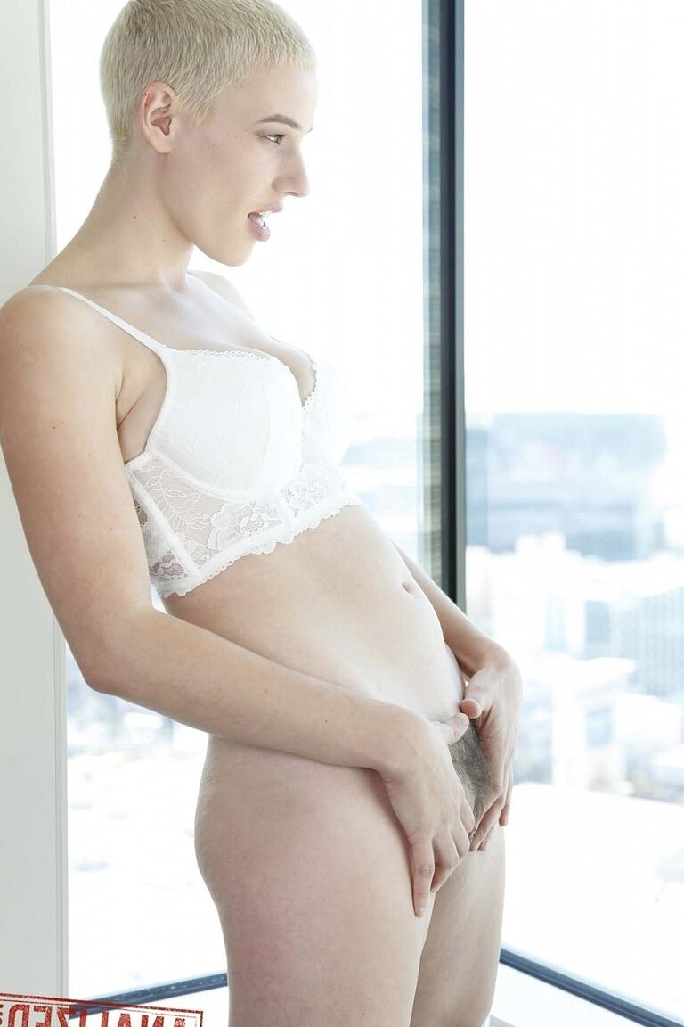 21P Riley Nixon, une adolescente aux cheveux courts et aux gros seins, se frotte le clitoris et montre son gros cul.