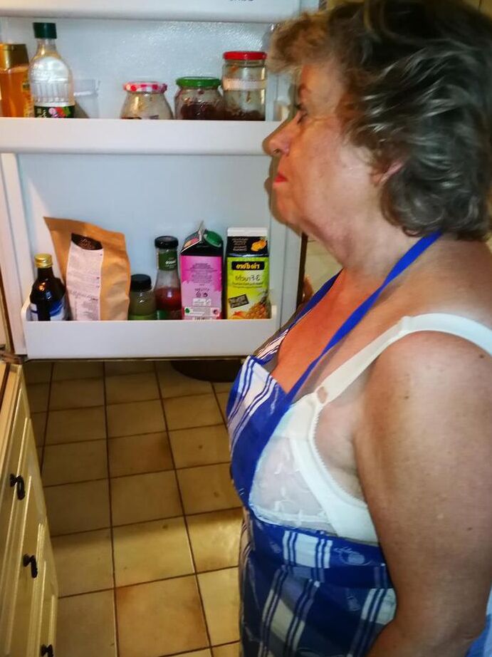 20P A velha dona de casa Caro tira a calcinha com avental de cozinha e meias