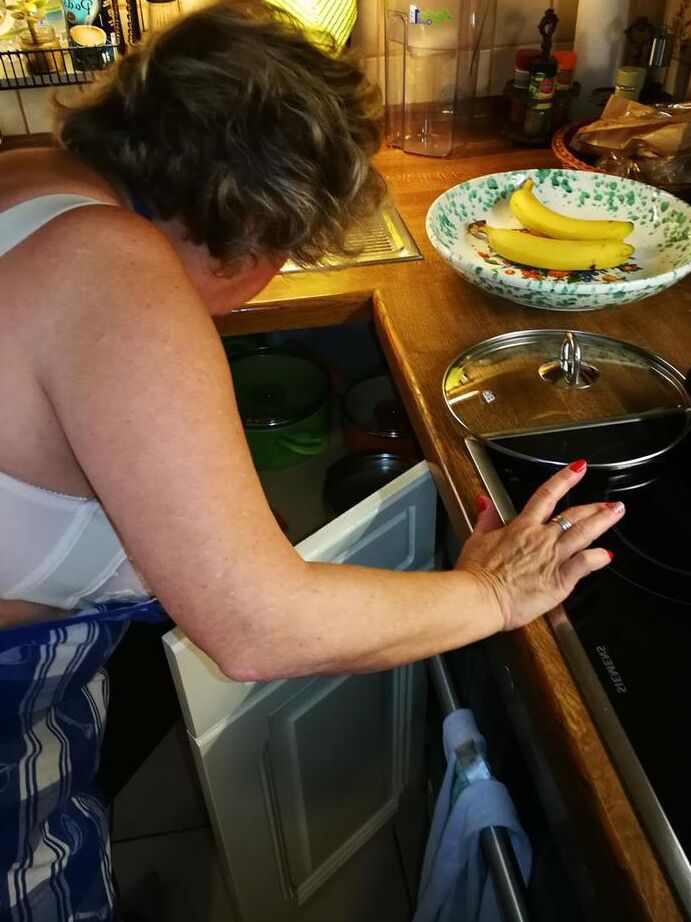 20P A velha dona de casa Caro tira a calcinha com avental de cozinha e meias