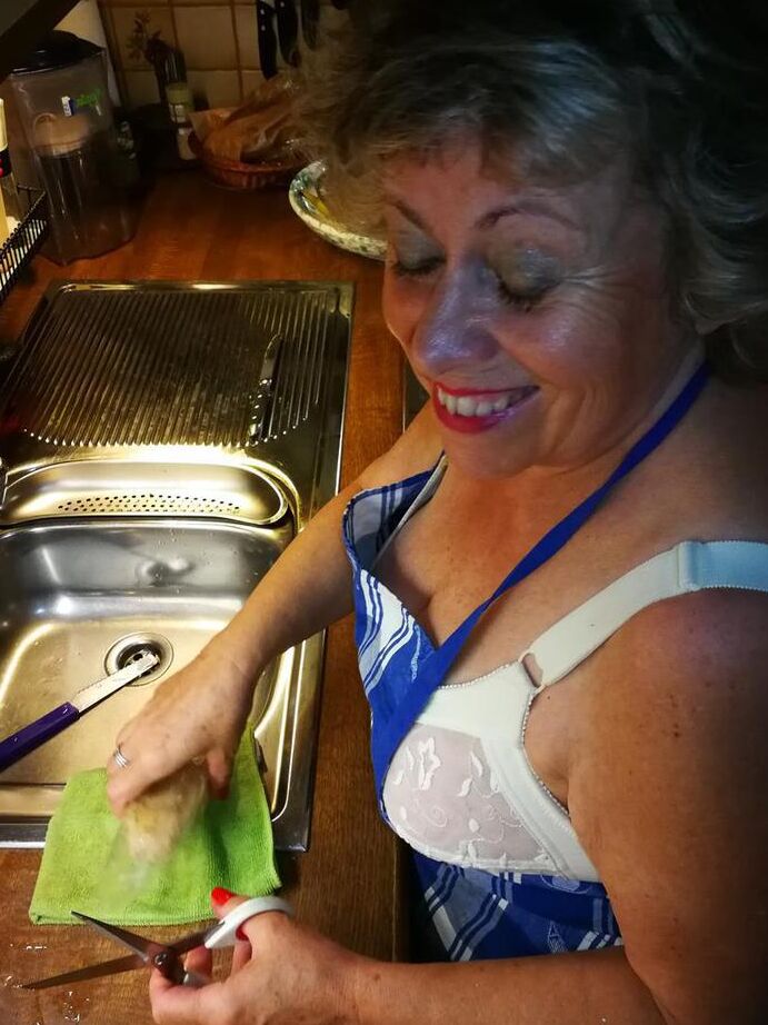 20P A velha dona de casa Caro tira a calcinha com avental de cozinha e meias