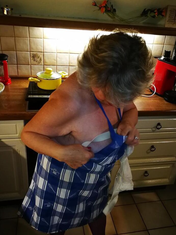 20P A velha dona de casa Caro tira a calcinha com avental de cozinha e meias