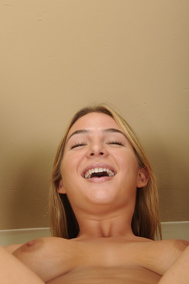 16P Der blonde Erstling Blair Williams zeigt seinen perfekten Teenie-Arsch und seine perfekte Muschi