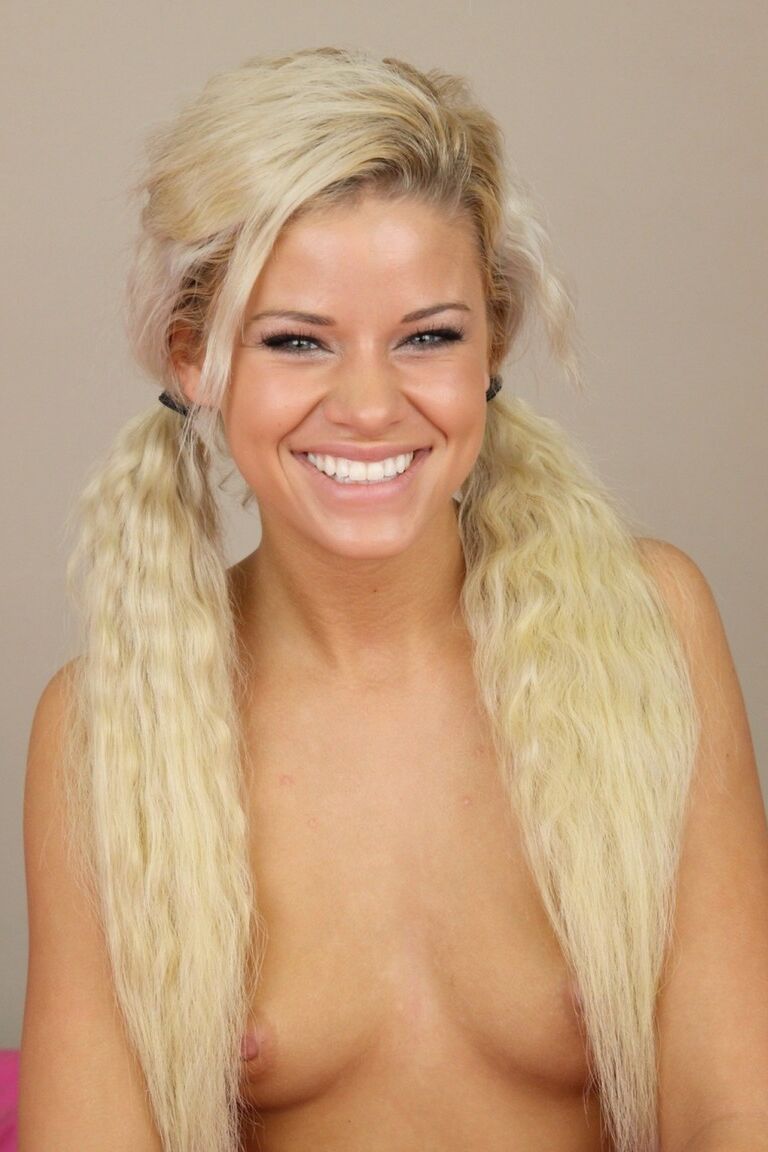 21P La rubia de pelo largo Jessa Rhodes abre su coño y hace una mamada POV descuidada