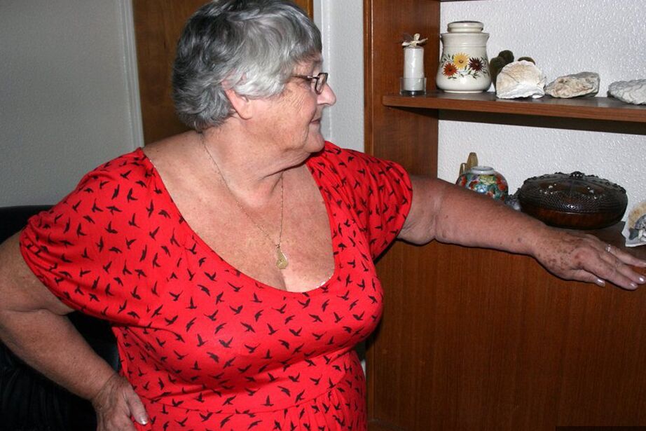 20P La abuela obesa Libby se separa el coño afeitado después de quitarse la ropa interior de satén