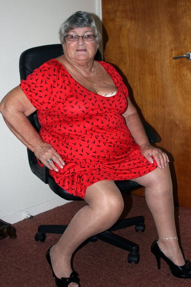 20P La abuela obesa Libby se separa el coño afeitado después de quitarse la ropa interior de satén
