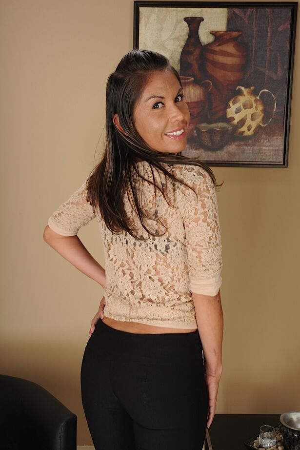 16P Sexy Latina mamãe Olivia Jones abrindo sua vagina bem aberta