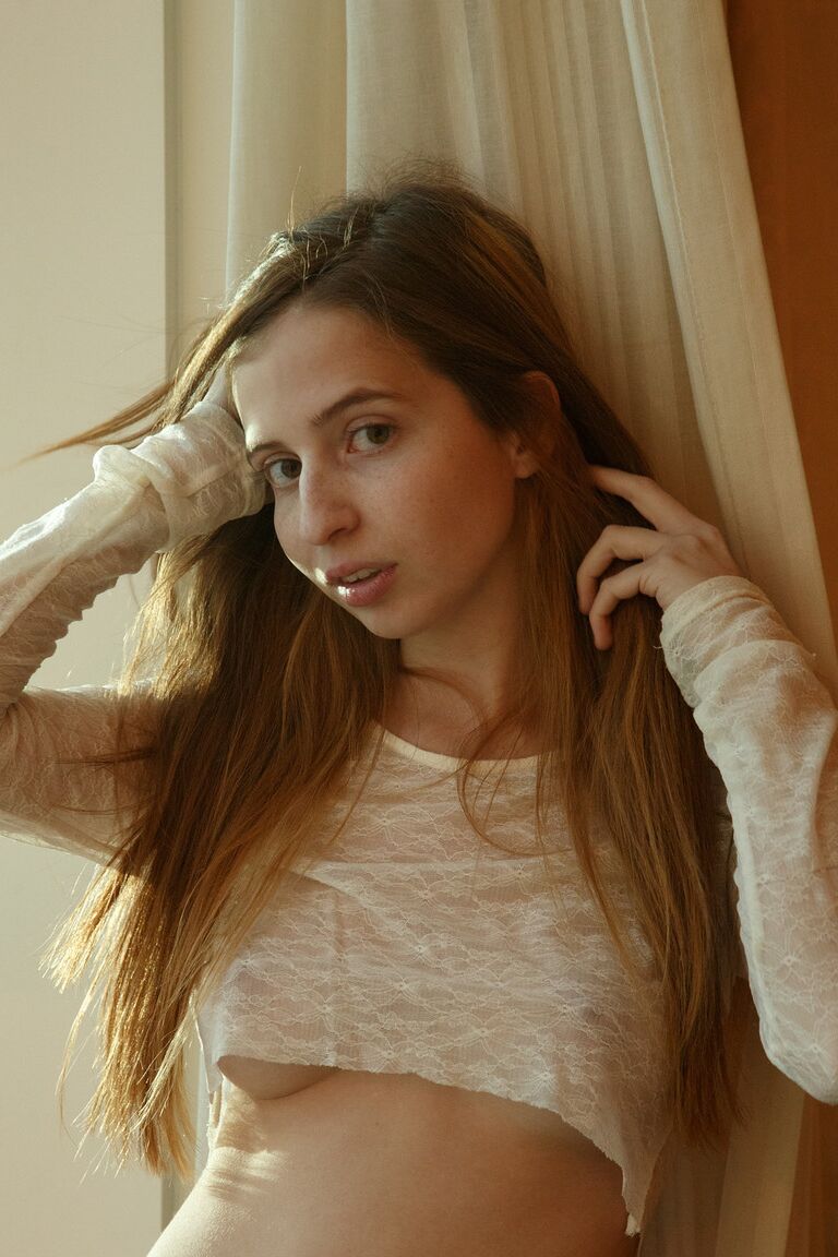 12P Gata excitada Lola Arburg mostra seus seios naturais