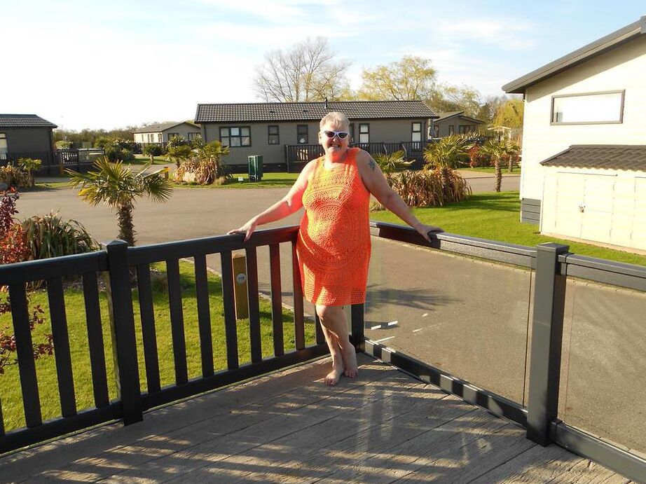 20P Fat nan bares her boobs while in a patio hot tub before getting naked on a bed