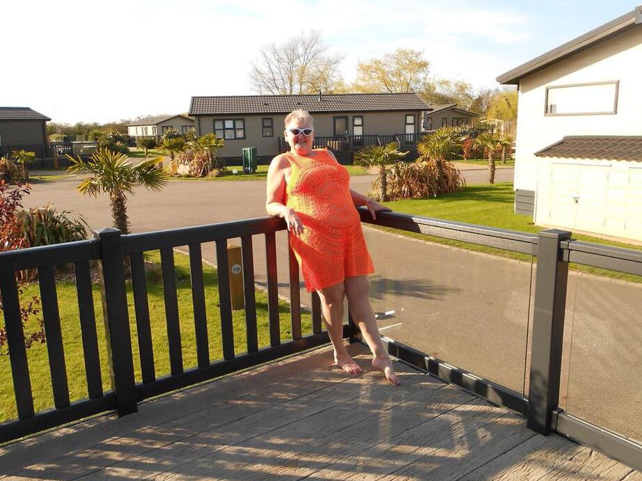 20P Fat nan bares her boobs while in a patio hot tub before getting naked on a bed