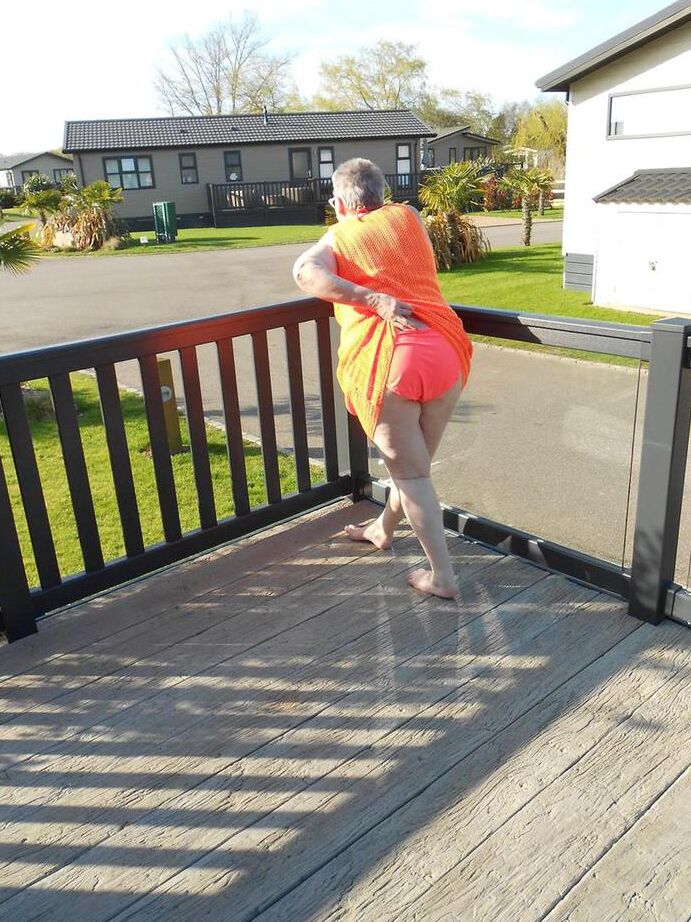 20P Fat nan bares her boobs while in a patio hot tub before getting naked on a bed