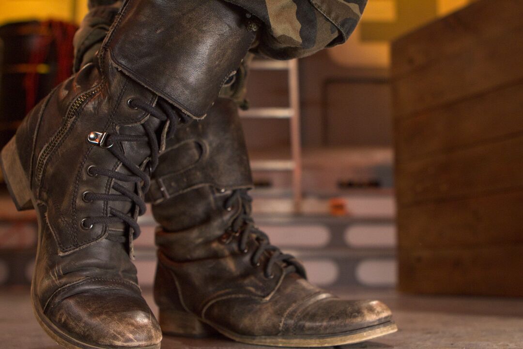 13P Mulher do Exército Cherry Torn seduzindo seu companheiro com sua bunda grande