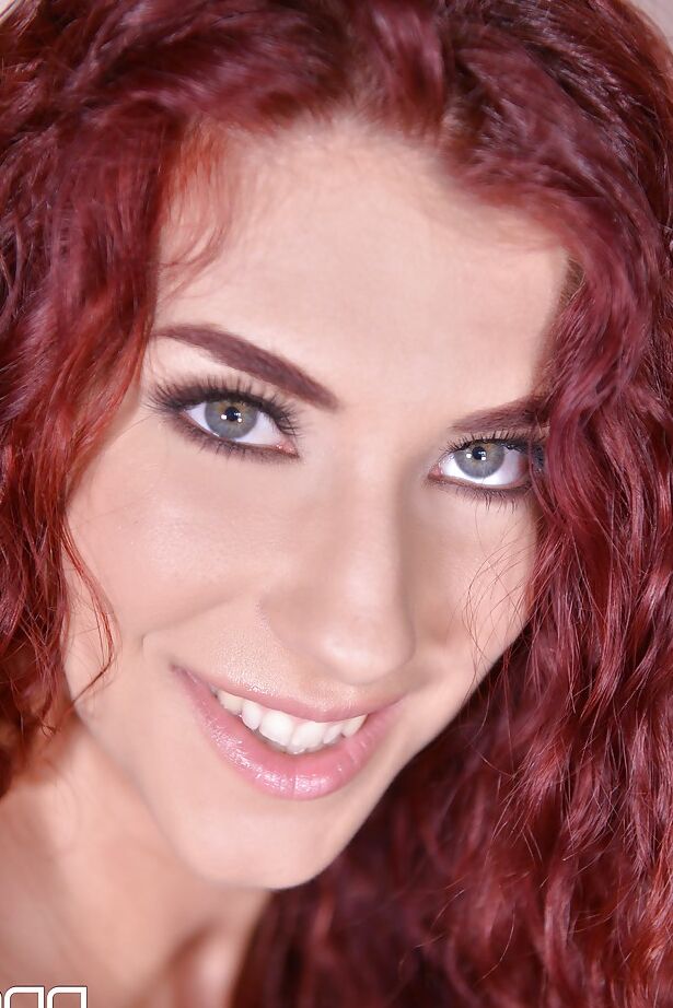 16P Pornô nu incrível com uma linda leitora apaixonada pelo solo Shona River