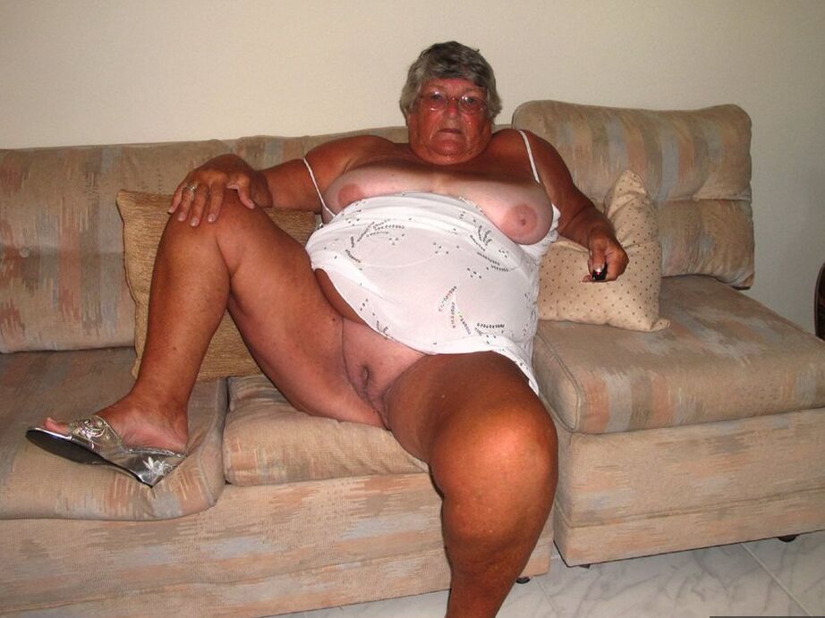 20P Fat lady Grandma Libby bares her saggy tits and big ass while on a couch