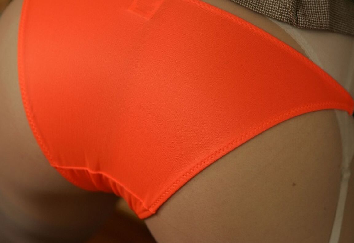 Das 12P reife Model Dirty Angie zieht sexy Retro-Höschen aus, um ihre haarige Muschi zu zeigen