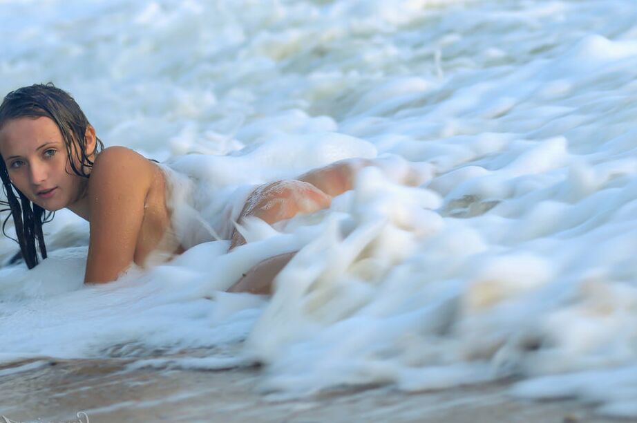 16P A bela Tressa G, de 18 anos, faz ótimas poses nuas nas ondas do oceano