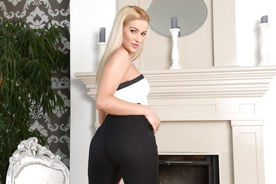 16P Die unverschämte Blondine Chary Kiss zieht sich aus und zeigt ihre Muschi völlig nuttig