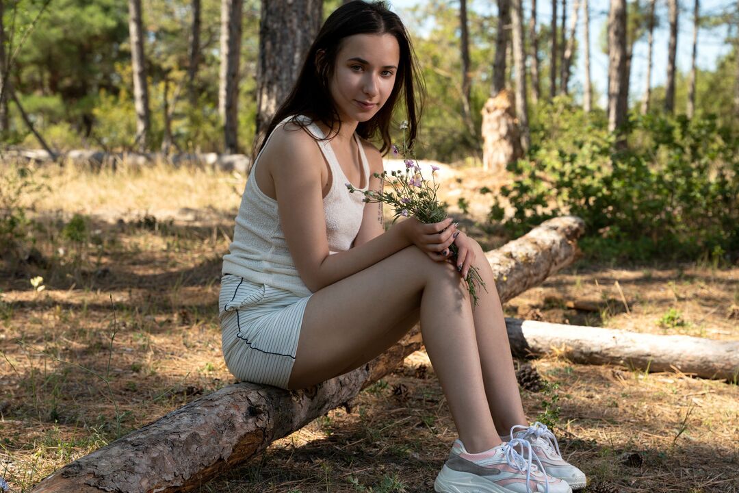 16P Der süße Teenager Bloom Lambie spreizt mit dem Finger ihre rosa Muschi auf einem Baumstamm im Wald