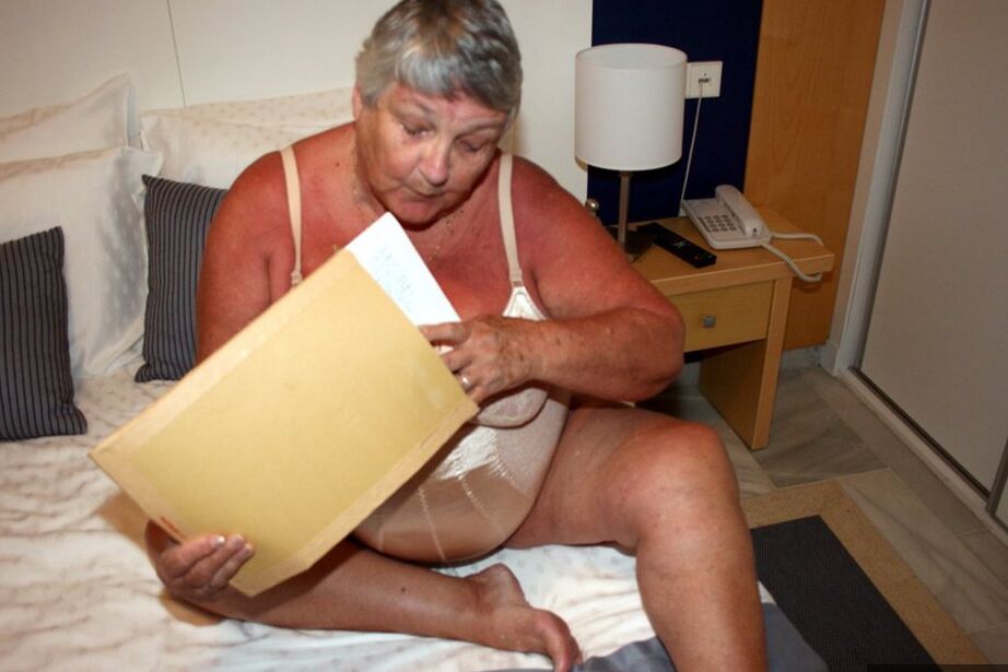20P Fat British lady Grandma Libby masturbates while perusing a girly magazine