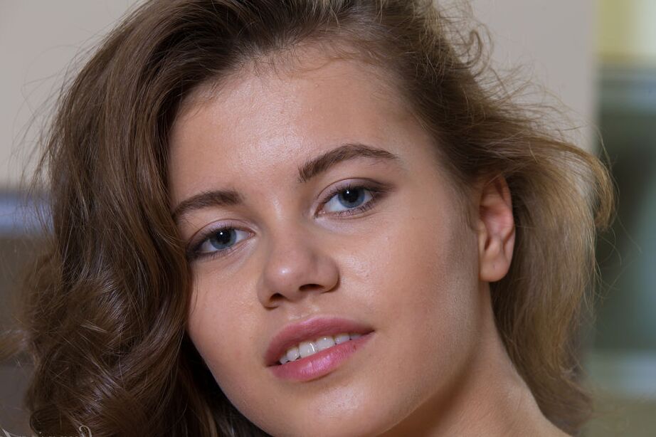 16P Erótica joven belleza Peggy posando desnuda para un primer plano de su coño en la encimera de la cocina