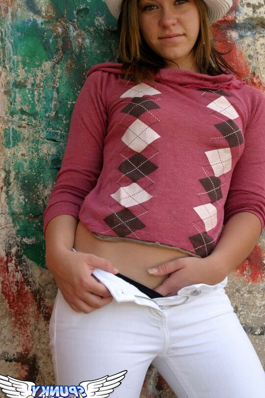 12P La jeune amatrice Kandie couvre ses seins nus après s'être déshabillée en string