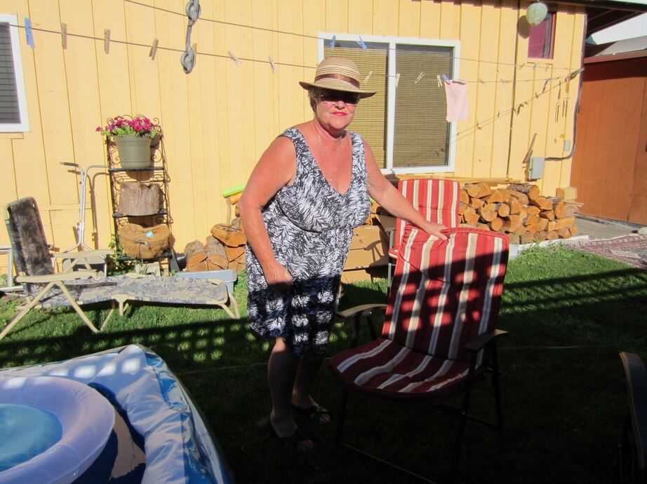20P Fatty mature granny Girdle Goddess peels to enjoy wading pool skinny dip