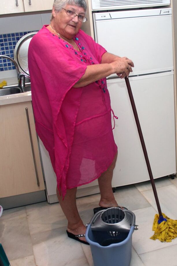 Die 20P Fat UK Nan Oma Libby zieht sich beim Putzen ihrer Küche komplett aus