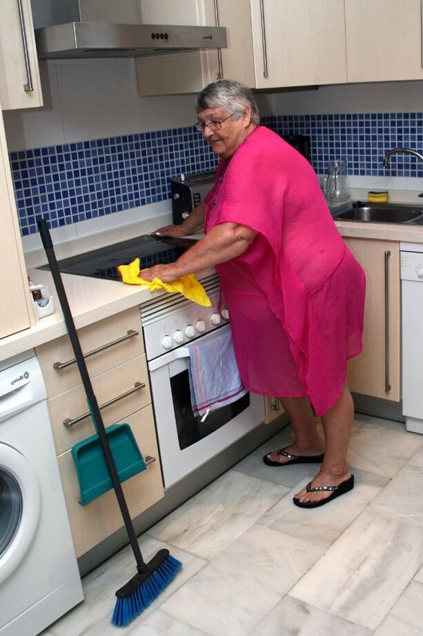 Die 20P Fat UK Nan Oma Libby zieht sich beim Putzen ihrer Küche komplett aus