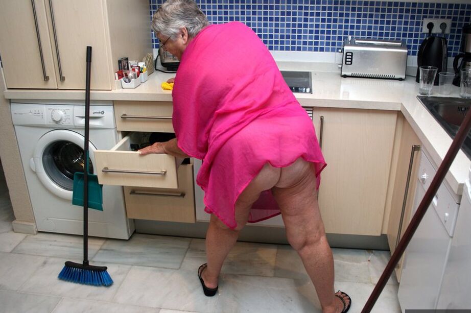 Die 20P Fat UK Nan Oma Libby zieht sich beim Putzen ihrer Küche komplett aus