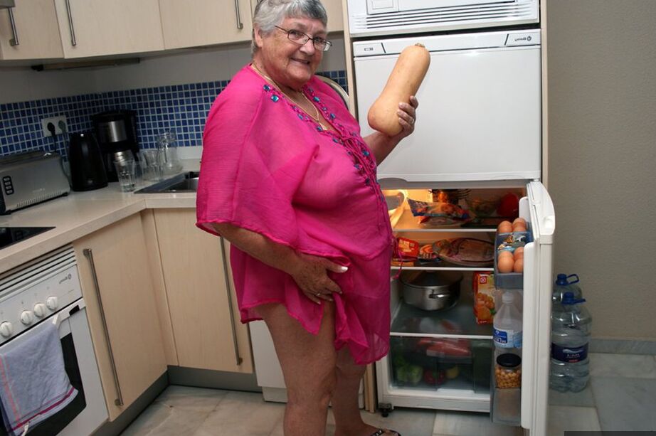 Die 20P Fat UK Nan Oma Libby zieht sich beim Putzen ihrer Küche komplett aus