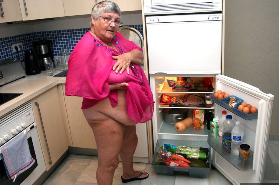 Die 20P Fat UK Nan Oma Libby zieht sich beim Putzen ihrer Küche komplett aus