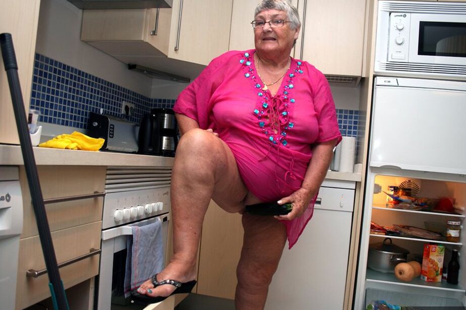 Die 20P Fat UK Nan Oma Libby zieht sich beim Putzen ihrer Küche komplett aus