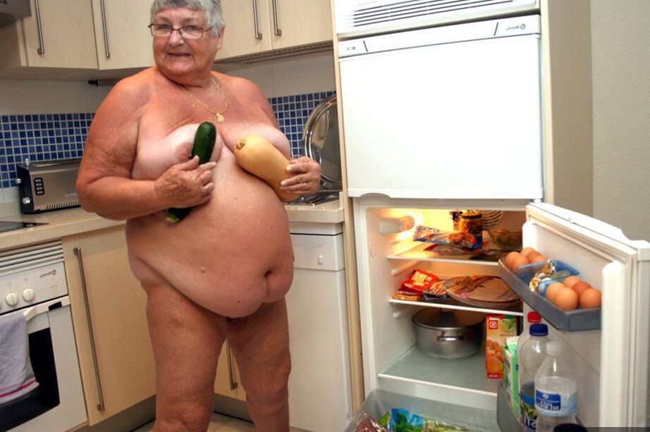 Die 20P Fat UK Nan Oma Libby zieht sich beim Putzen ihrer Küche komplett aus