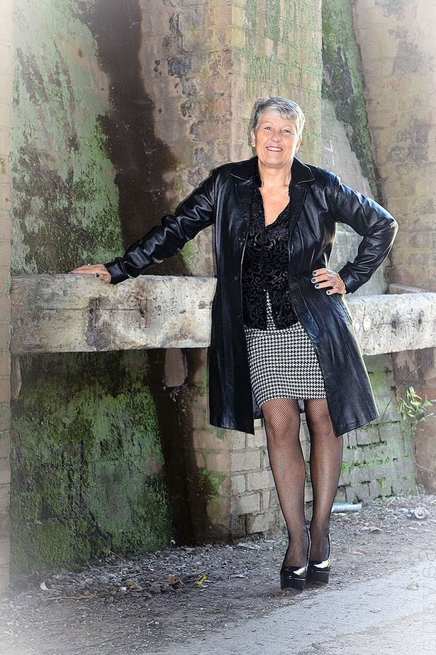20P La descarada abuela madura Savana posa al aire libre en lencería sexy