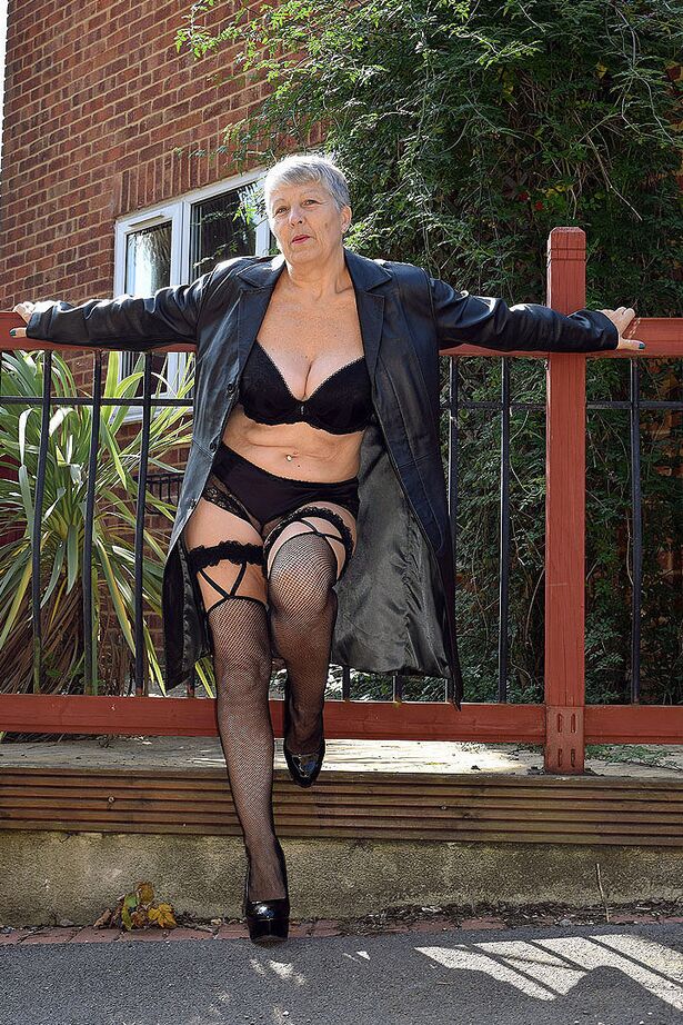 20P La descarada abuela madura Savana posa al aire libre en lencería sexy