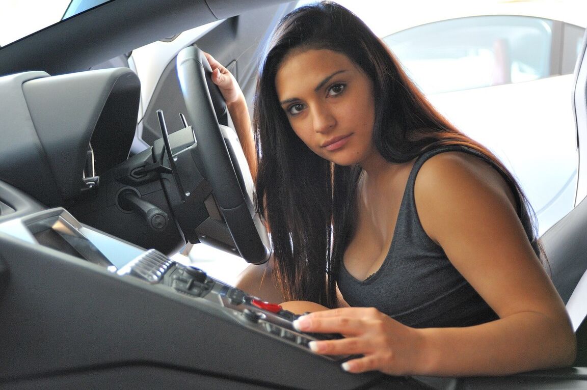 21P La belleza morena Rikki expone sus tetas calientes y las presiona sobre el capó de un auto