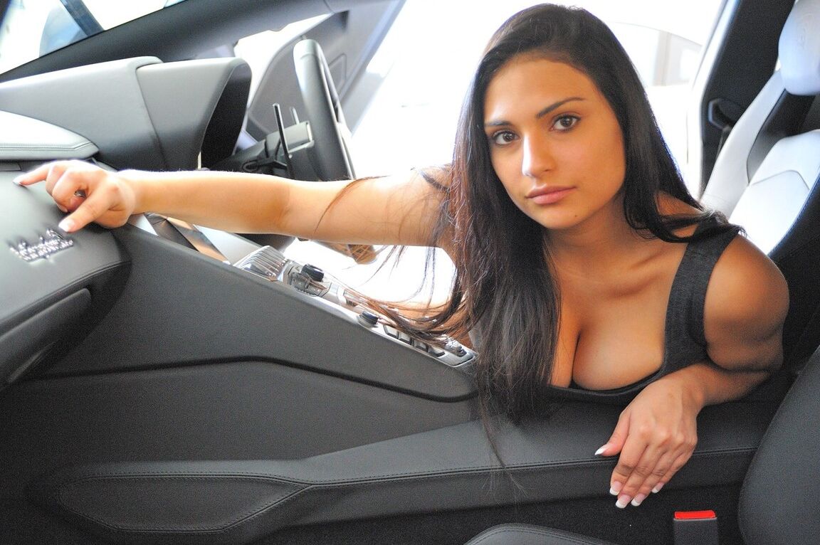 21P La belleza morena Rikki expone sus tetas calientes y las presiona sobre el capó de un auto