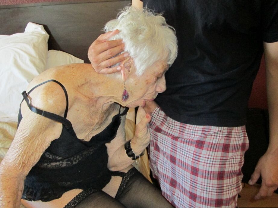 20P Mujer muy vieja es follada por su chico de juguete en medias de nailon negras y lencería