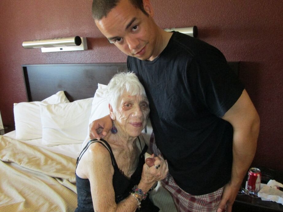20P Mujer muy vieja es follada por su chico de juguete en medias de nailon negras y lencería