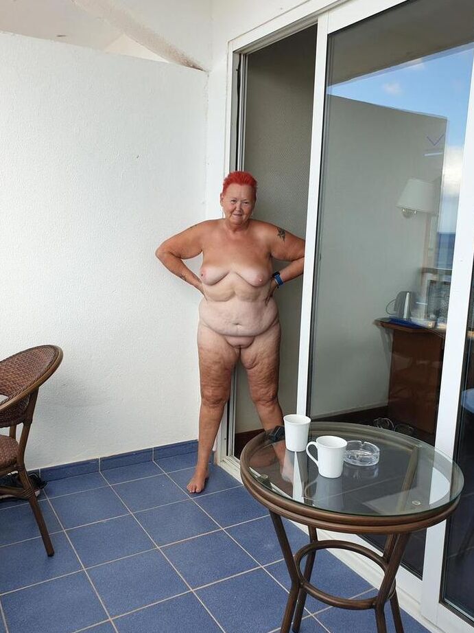 20P Fat nan Valgasmic Exposed luce el pelo rojo corto mientras está desnuda en un balcón