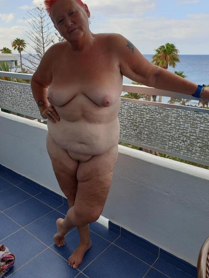 20P Fat nan Valgasmic Exposed luce el pelo rojo corto mientras está desnuda en un balcón