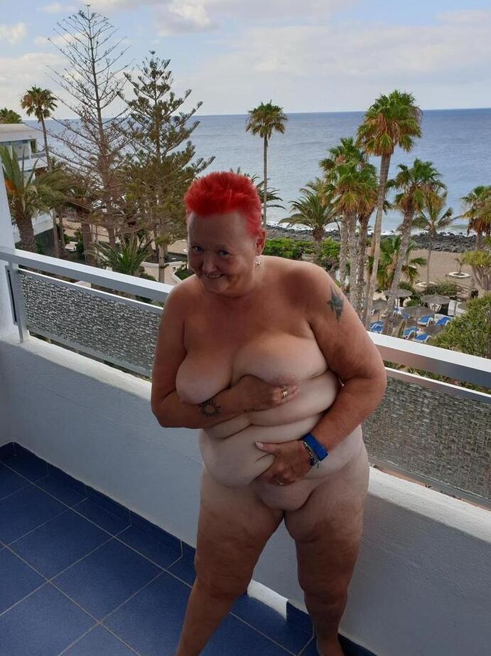 20P Fat nan Valgasmic Exposed luce el pelo rojo corto mientras está desnuda en un balcón