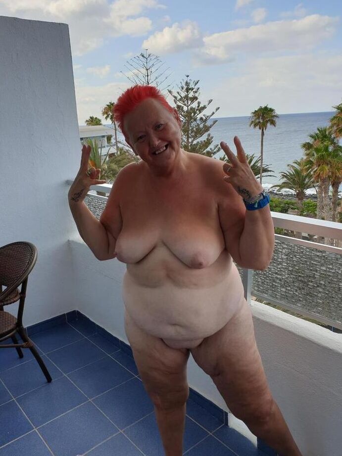 20P Fat nan Valgasmic Exposed luce el pelo rojo corto mientras está desnuda en un balcón