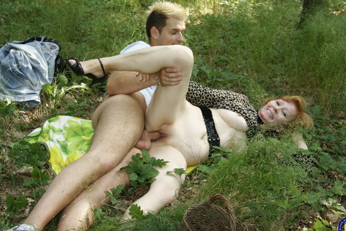 21P La mamie sauvage Majesta donne du plaisir oral à un adolescent dans la nature