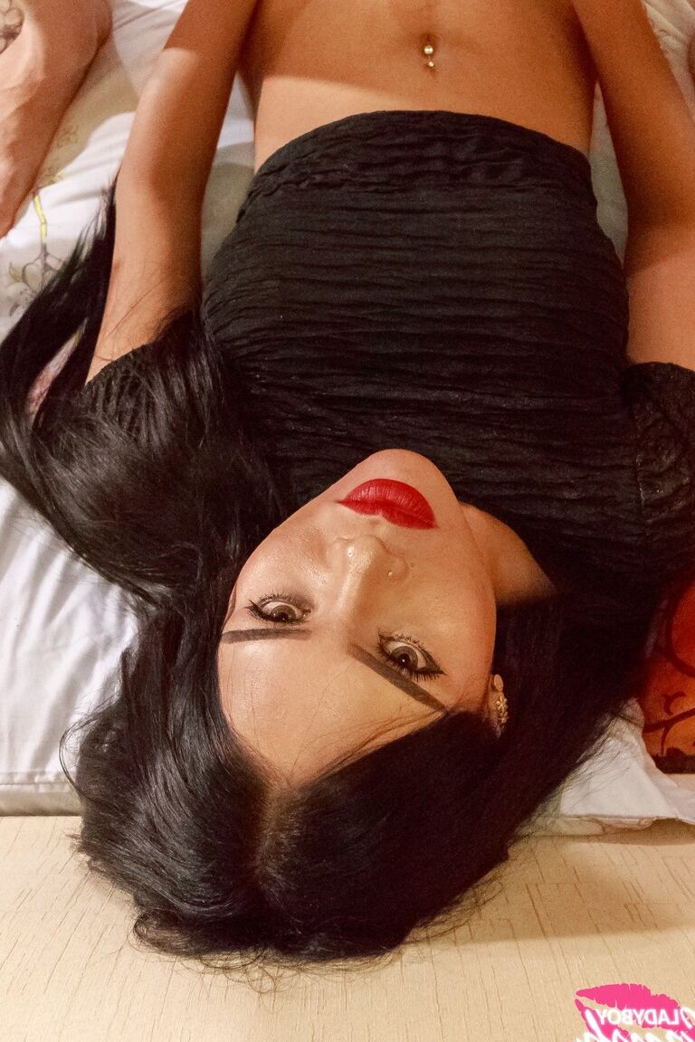 17P Schwanzlutschendes thailändisches Tgirl Alice 3 streichelt ihren Schwanz und spritzt Sperma