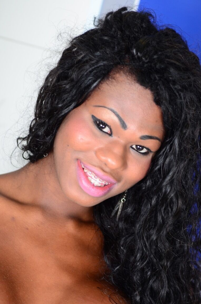 19P Ébano travesti Thays Pezzini faz um homem branco chupar seu pau preto