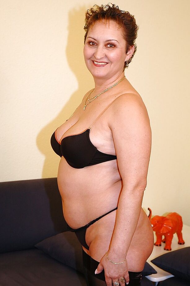 15P Une mamie grasse aux gros seins écarte sa chatte humide et excitée pour le sexe